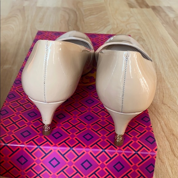 Beige Tory Burch Patent Leather Pump worn once - Picture 5 of 9